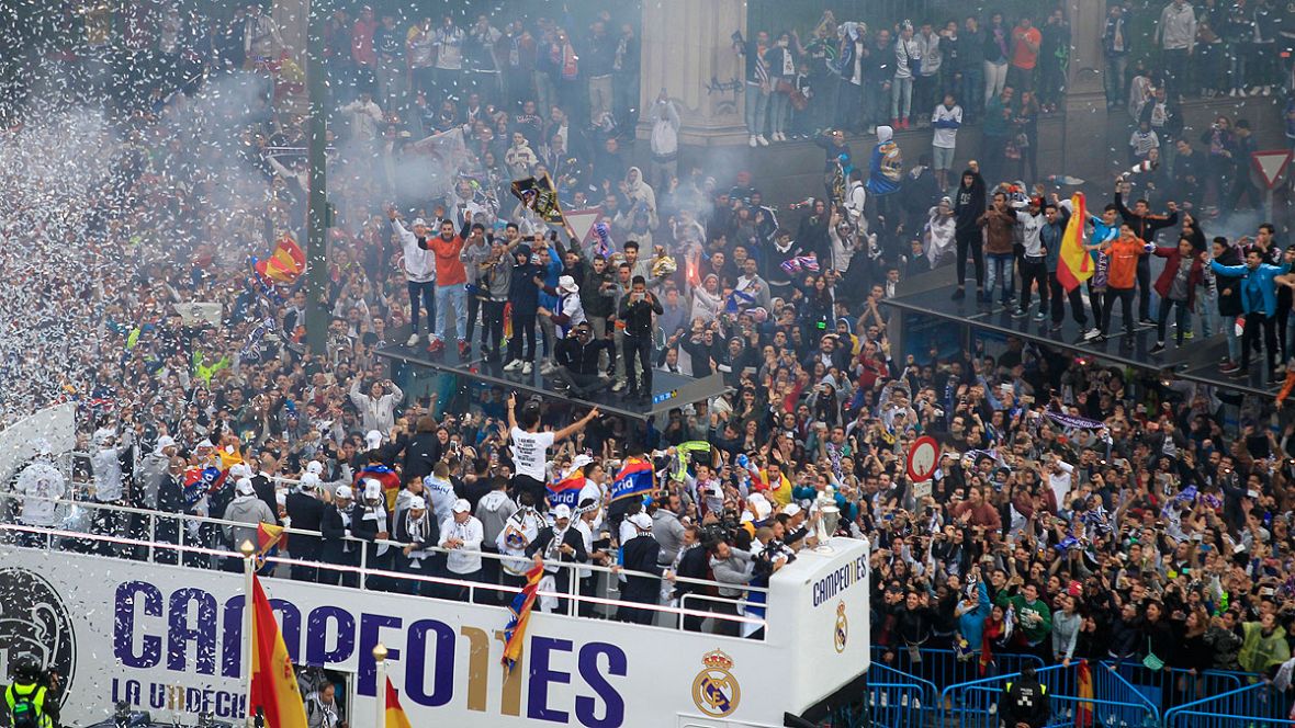 Ramos levanta la 'orejona' en Cibeles ante miles de aficionados