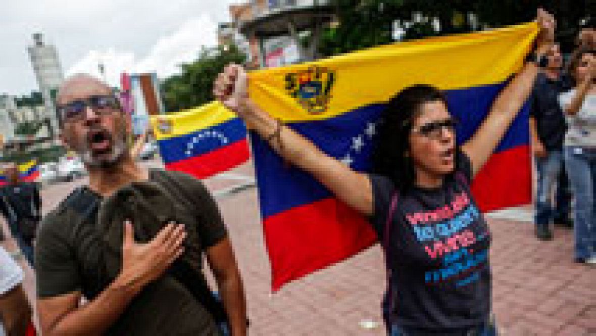 La oposición venezolana defiende la consulta popular La oposición venezolana defiende la consulta popular y llama a la desobediencia civil contra Maduro
