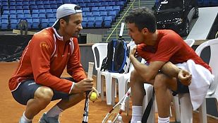 El capitán español Carlos Moyá (i) conversando con el tenista Roberto Bautista