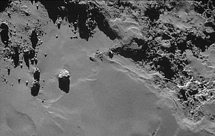 Un cometa de superficie helada y llena de polvo