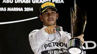 Lewis Hamilton celebra la victoria en el podio de Abu Dabi