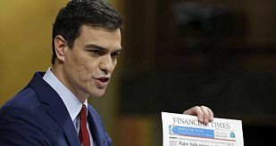 Pedro Sánchez muestra a Rajoy las portadas de varios periódicos tras el rescate de la banca de 2012 durante su primera intervención en el debate del estado de la nación.