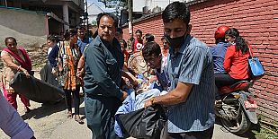 Pacientes de un hospital de Katmandú son evacuados tras el terremoto que ha golpeado este martes Nepal