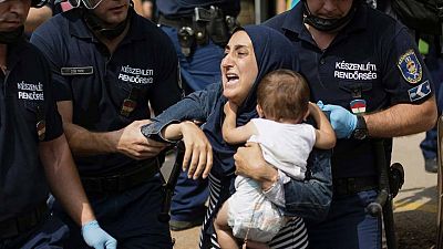 La polica desaloja a una refugiada y a su hijo de la estacin de Keleti, en Budapest, a principios de septiembre.