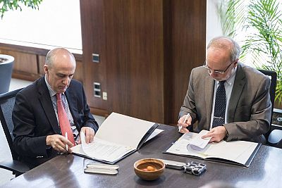 Enrique Alejo y Ferrán Sancho, en la firma del convenio de colaboración