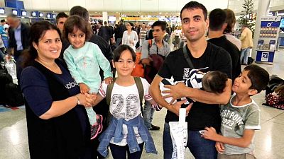Nafia Bedredin,de nacionalidad iraqui, con su mujer y sus cuatro hijos en el aeropuerto de Atenas antes de partir hacia Madrid.