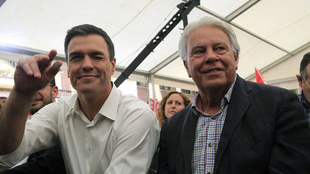 Felipe González en un mitin de las pasadas elecciones de junio con Pedro Sánchez (i)