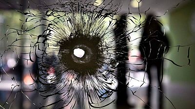 Impacto de bala en el cristal de un edificio cercano al luigar del atentado de los Campos Elseos
