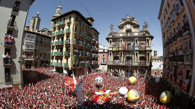 Miles de personas festejan con sus pañuelos alzados el inicio de las fiestas de San Fermín 2016