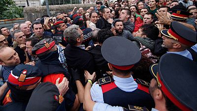 Agentes de los Mossos ante el colegio electoral en que está empadronado el vicepresidente catalán, Oriol Junqueras