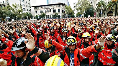 Un grupo de bomberos participa en una concentración en Barcelona durante la huelga de este martes por el 1-O