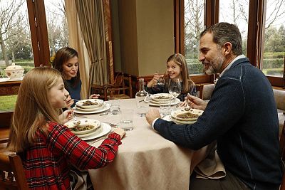 Los reyes y sus hijas comiendo un potaje de verduras que les ha servido doña Letizia. Cabe destacar que la princesa Leonor coge la cuchara con la mano izquierda