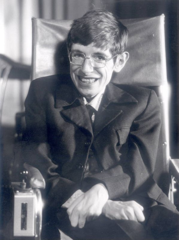Hawking escribió "Breve historia del tiempo", que arrasó en ventas a nivel internacional, y le convirtió en una de las mayores celebridades del mundo científico desde Albert Einstein. 
