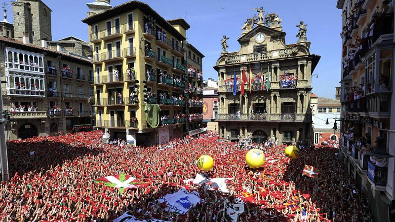 Panorámica de la plaza del Ayuntamiento de Pamplona instantes antes del chupinazo 2015