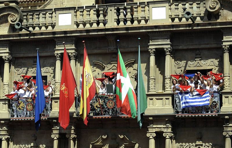 El balcón del Ayuntamiento de Pamplona durante el chupinazo 2015