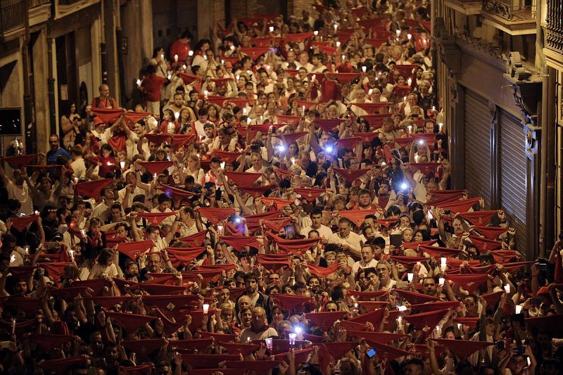 La tradición manda que el pañuelo se desata del cuello y los pamploneses encienden una vela para compadecerse por el final de la fiesta.