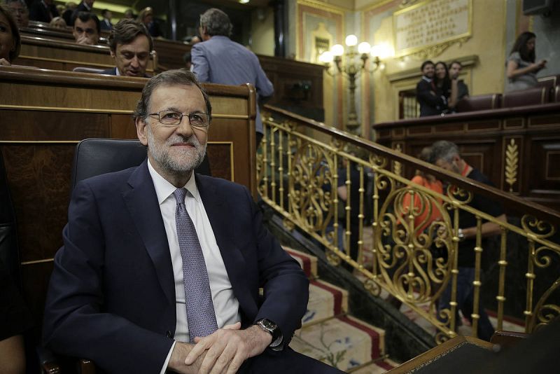  El presidente del Gobierno en funciones, Mariano Rajoy,en su escaño al inicio del debate de su investidura.