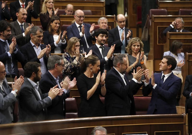 El presidente de Ciudadanos, Albert Rivera (d), es aplaudido por los diputados de su grupo tras su intervenci&oacute;n.