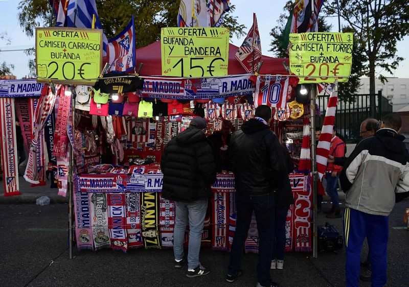 Tienda de bufandas, en los aledaños del Calderón.