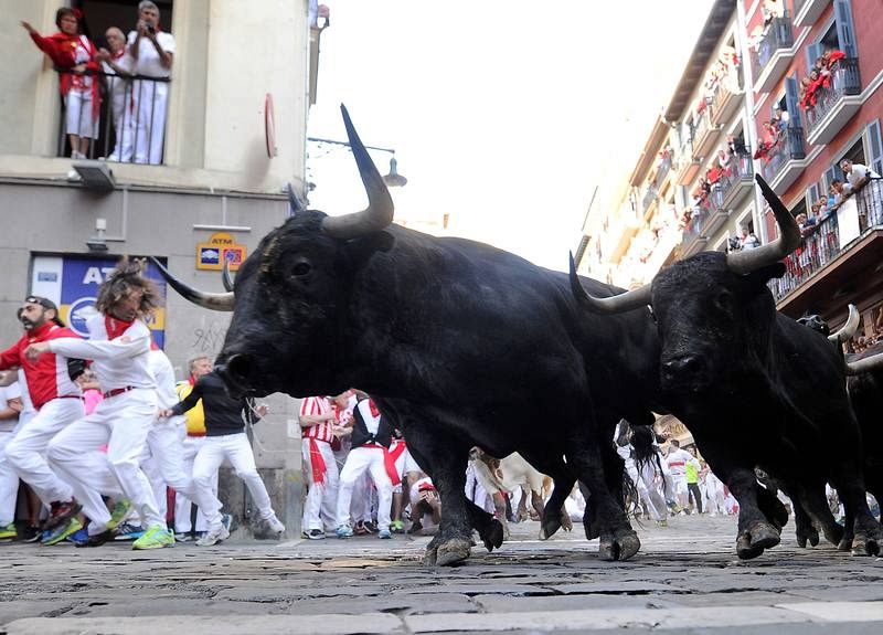 Los toros de Victoriano del Río han dejado imágenes impresionantes, como esta de la manada llegando muy unida y veloz como una flecha a la curva de la calle Estafeta 