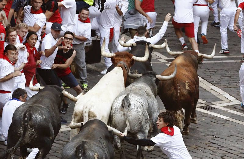 Los Miura arrollan a los mozos a su paso