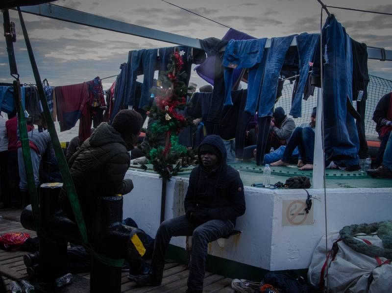 Ropas tendidas en la proa del OPEN ARMS donde algunos de los rescatados descansan junto al improvisado árbol de Navidad que han montado los voluntarios