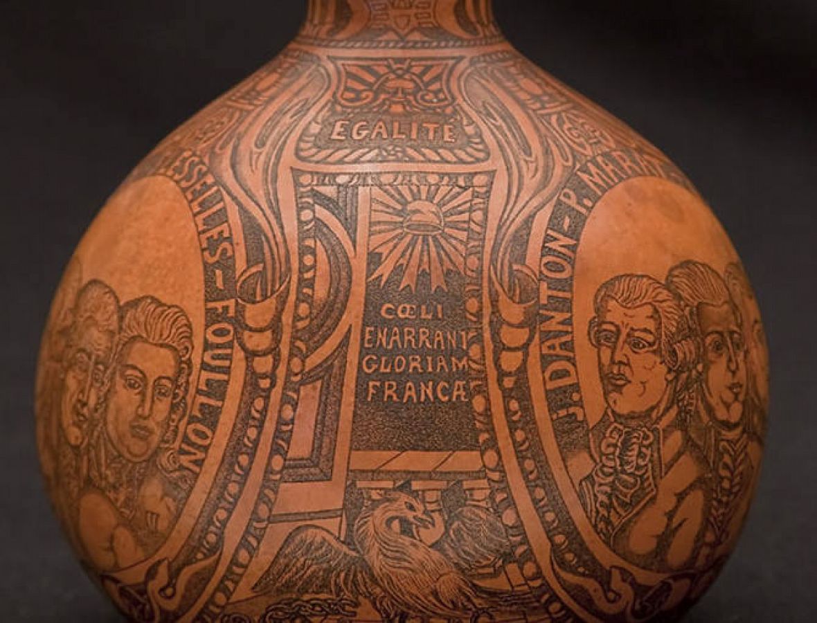   La calabaza muestra los retratos de varios protagonistas de la revolución francesa, como George Danton, Maximilien Robespierre, Camilla Desmoulins, Louis¿Sébastien Mercier, Jean Paul Marat, la reina Maria Antonieta o el propio Luis XVI.