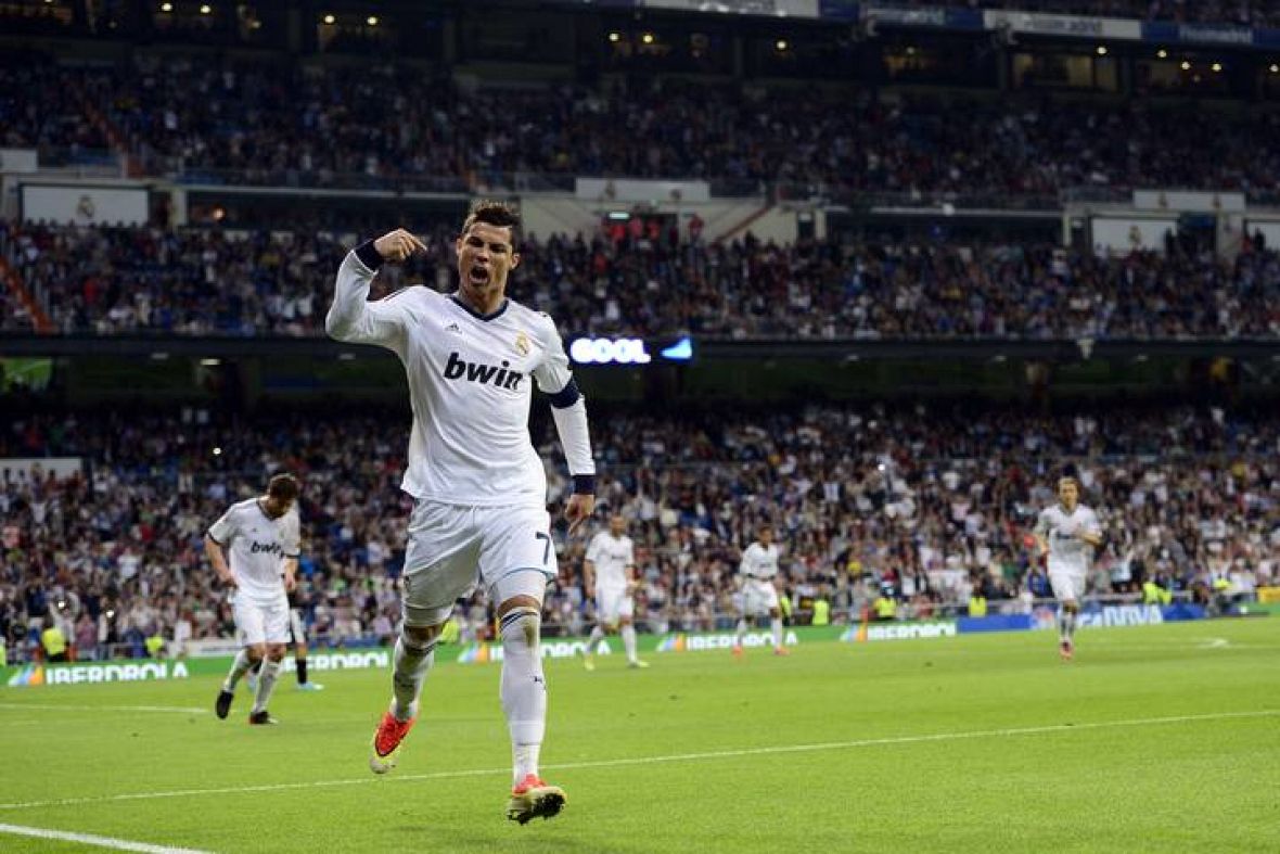 Fútbol Real Madrid Cristiano Ronaldo Celebra Su Gol 200 Con El Madrid Señalando Al Futuro