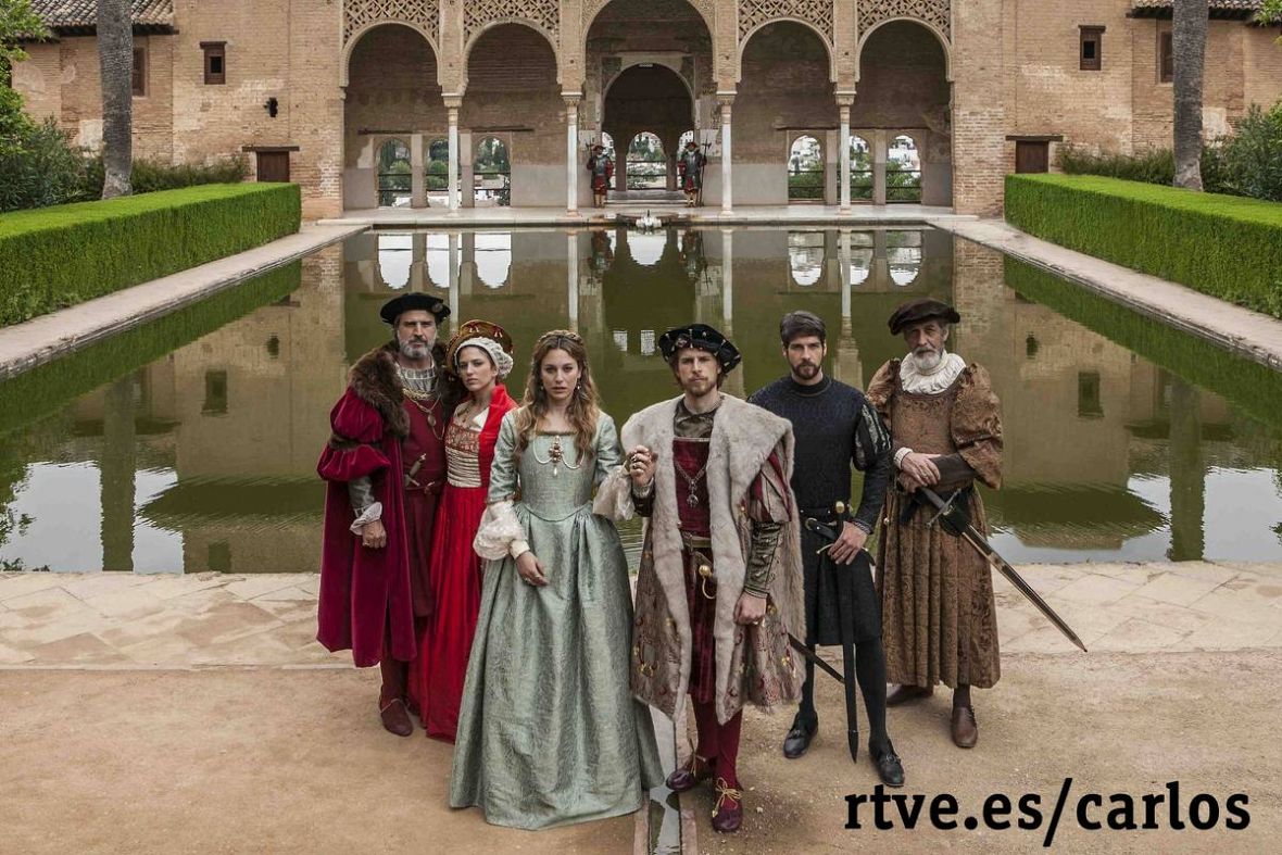 Parte del reparto de 'Carlos, Rey Emperador' posa en el Patio de los Arrayanes de La Alhambra. De izquierda a derecha: Alberto San Juan, Marina Salas, Blanca Suárez, Álvaro Cervantes, Félix Gómez y Ramón Barea.