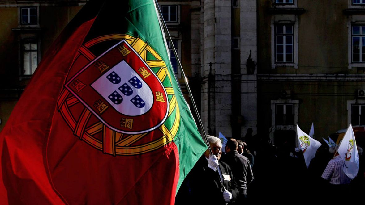 Un hombre porta una bandera de Portugal durante una manifestación contra la austeridad celebrada en 2012