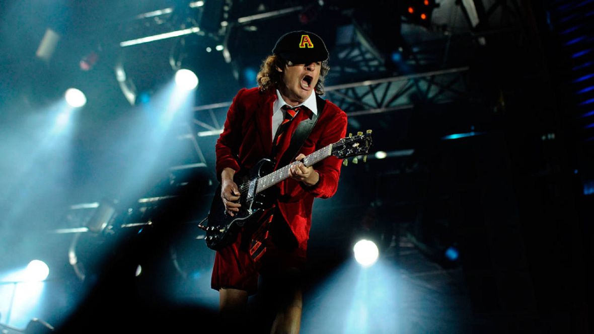  Angus Young, guitarrista de la banda AC/DC, durante su concierto en el Estadio Olímpico de la Cartuja, en Sevilla.