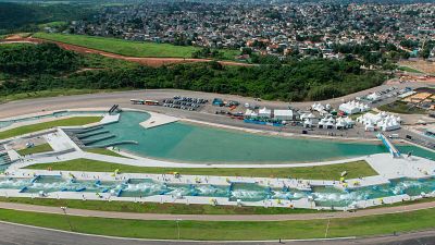 Situado en Deodoro, la sede del piragüismo en aguas bravas puede acoger hasta 8.424 personas y cuenta con dos canales por los que correrán 25 millones de litros de agua.