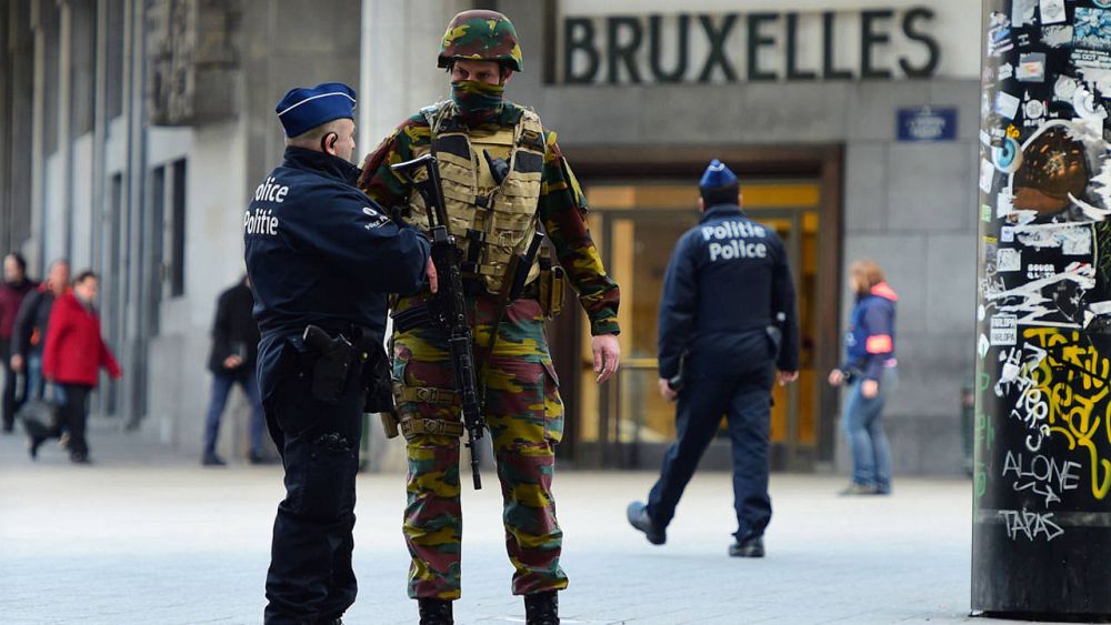 Una policía y un soldado vigilan frente a la entrada de la Estación Central de Bruselas Una policía y un soldado vigilan frente a la entrada de la Estación Central de Bruselas