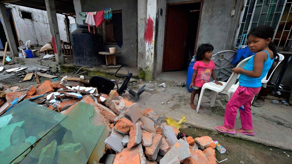 Dos niñas entre las ruinas de una casa en Pedernales, una de las localidades más afectadas por el terremoto de Ecuador