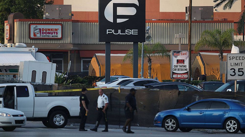 Agentes de seguridad mantienen acordonado el escenario de la masacre en Orlando. Agentes de seguridad mantienen acordonado el escenario de la masacre en Orlando.