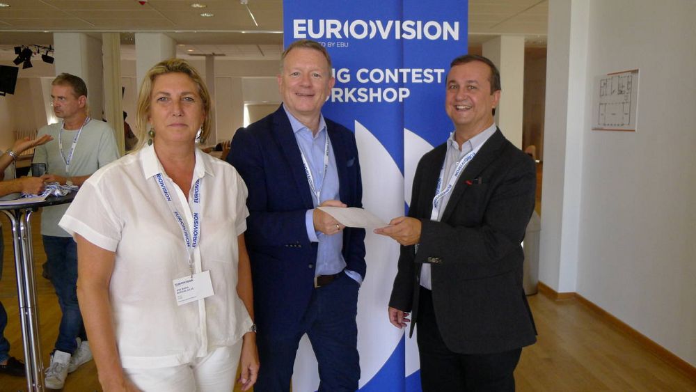 Ana Mª. Bordas y Federico Llano (RTVE) entregan a Jon Ola Sand (UER) la solicitud de participación para Eurovisión 2017