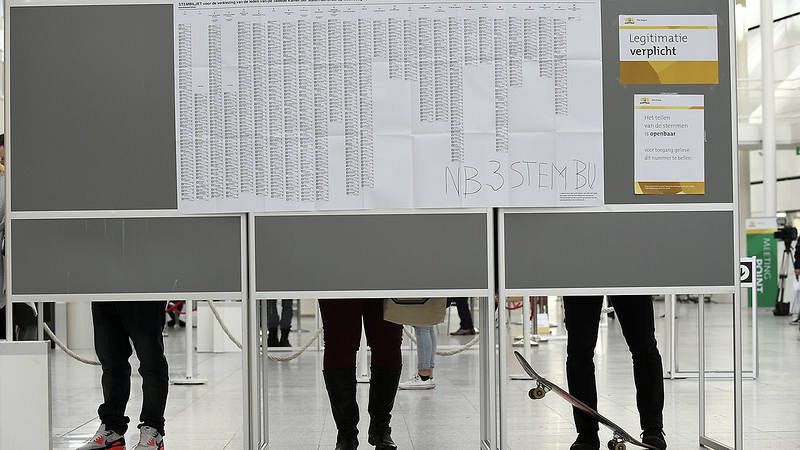 Cabinas de votación en La Haya, durante las elecciones en Holanda