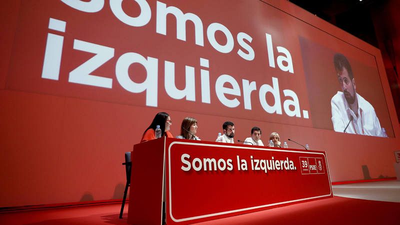 Luis Tudanca, presidente del Congreso Federal del PSOE, se dirige a los delegados durante la reunión.