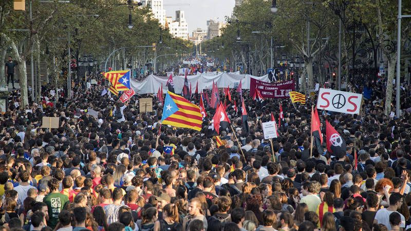 Miles de personas se concentran en el Paseo de Gracia de Barcelona en protesta por las cargas policiales del 1-O