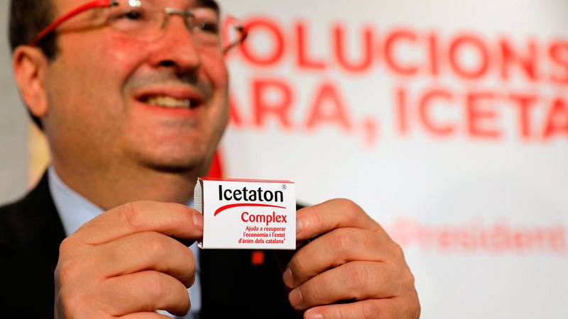 El candidato del PSC a la presidencia de la Generalitat, Miquel Iceta, muestra una caja de caramelos "Icetaton", en un acto electoral sobre polticas europeas en Barcelona