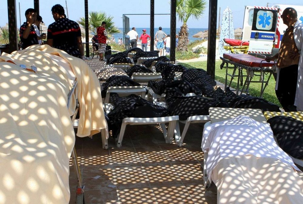 Al menos 37 muertos en un atentado contra un hotel español en una playa de Túnez  ?w=1000&i=1435341125268