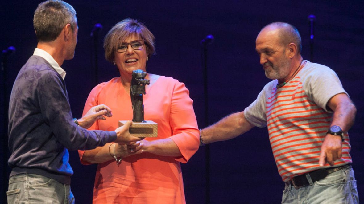 María Escario recoge su premio en la gala de clausura del FesTVal de Vitoria