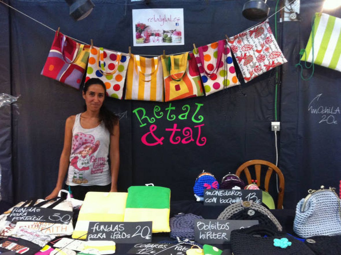 Lorena Bajatierra posa en su puesto en una feria de artesanía en el Mercado de la Cebada