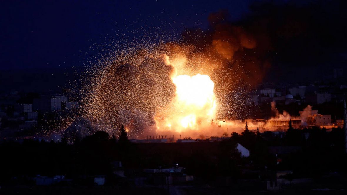 Una explosión tras un bombardeo presuntamente efectuado por la coalición internacional, liderada por EEUU, en el enclave kurdo sirio de Kobani (Archivo).