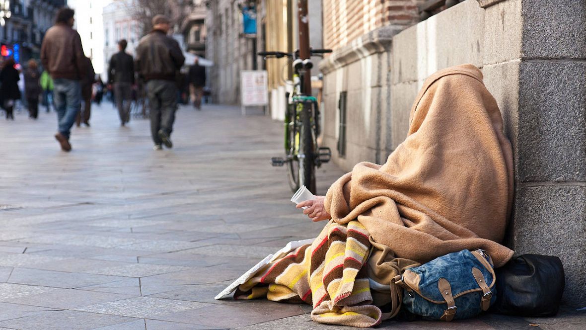 Una persona pide en una calle de Madrid.