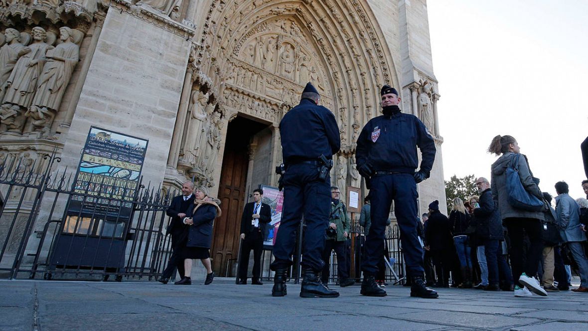 Dos policías franceses patrullan junto a la catedral de Notre Dame, en París
