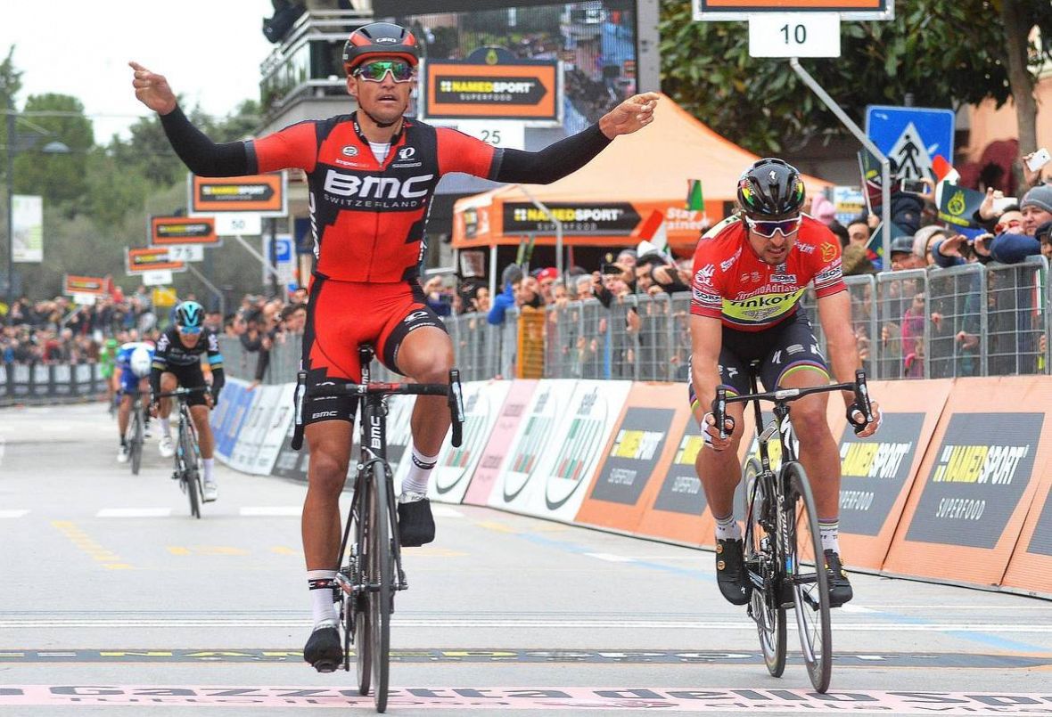 Greg Van Avermaet (i) del BMC celebra su victoria y auparse al liderato de la general de la Tirreno Adriático.