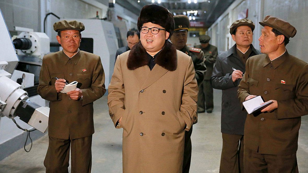  El líder norcoreano, Kim Jong Un, durante una visita a la planta de Tonghungsan, junto a su séquito. 