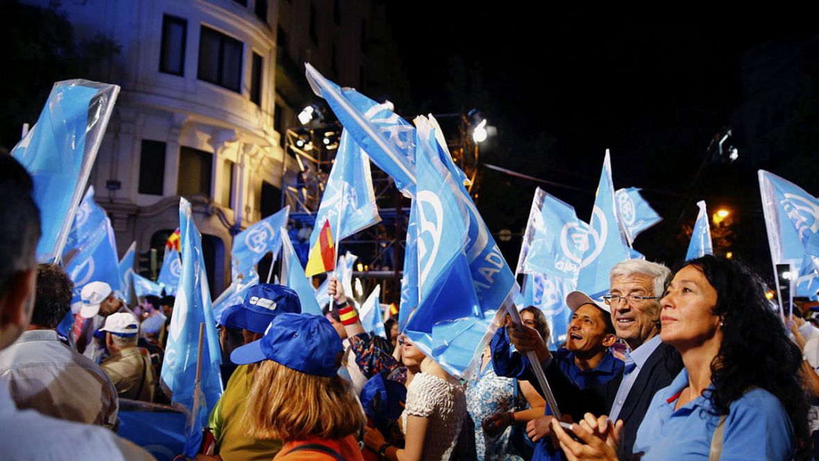 Simpatizantes del PP junto a la sede del partido en la calle Génova, en Madrid