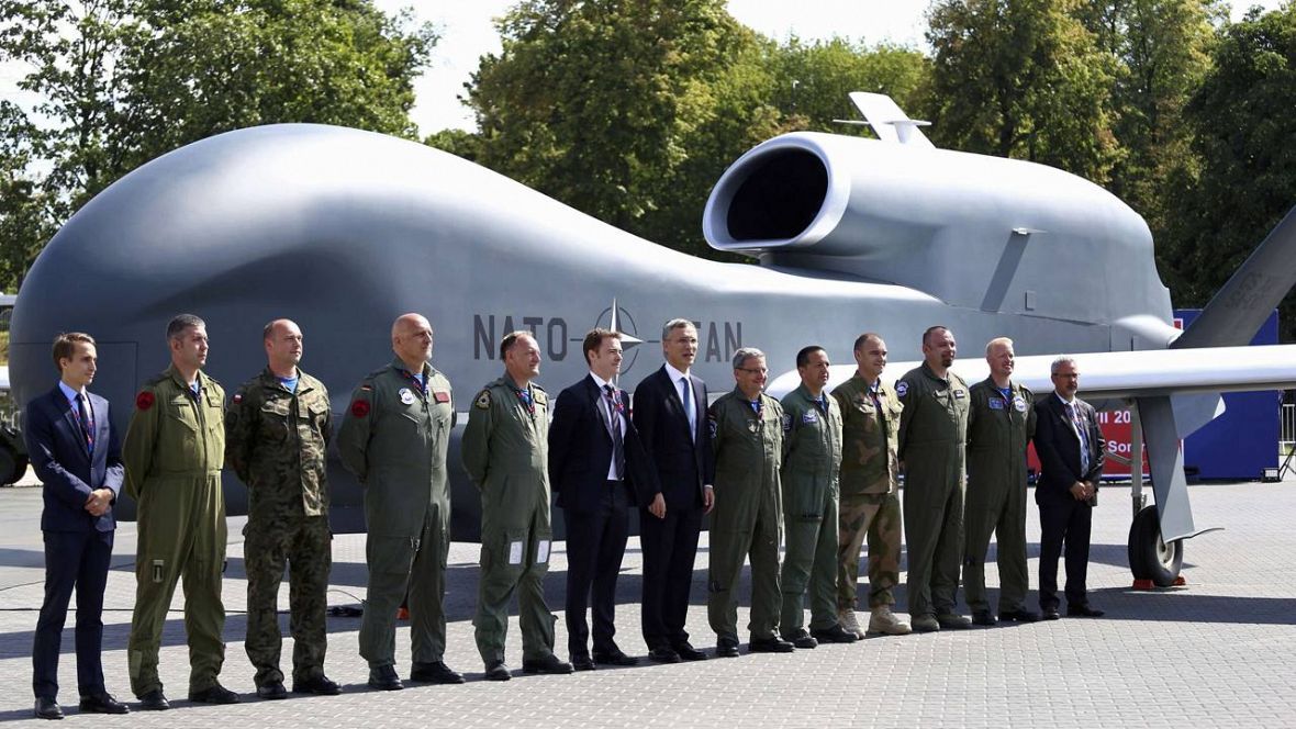 El secretario general de la OTAN, Jens Stoltenberg posa con oficiales y personal militar junto a un dron en Varsovia
